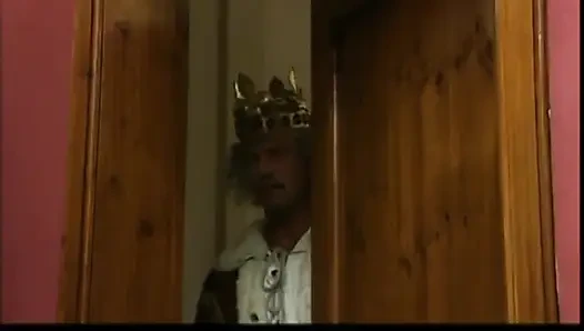 Sarışın kız kardeşler ıslak ve boşalmaya hazır