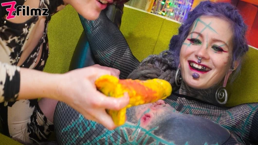 Anuskatzz ve Bayan Flora ile sert anal oyuncak oyunu