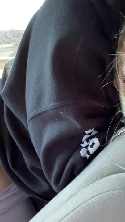 Мощный момент из "Дорожный минет и секс на заднем сиське"