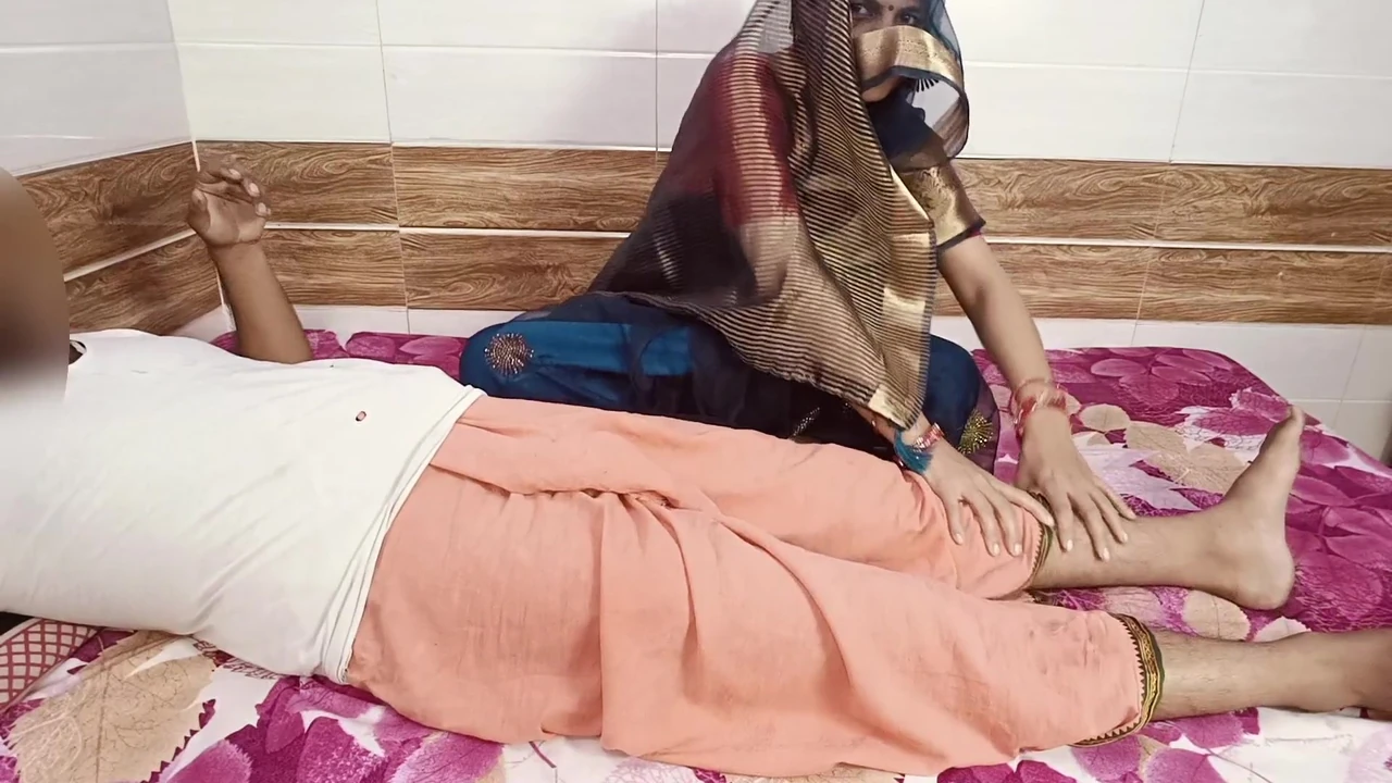 ससुर ने अपनी बहू से पैर दबवाते समय उसे अपना मोटा लण्ड चुसवाकर जमकर चुदाई की |