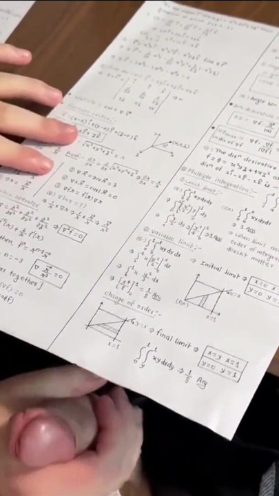 Büyük memeli kız öğrenci matematik dersinde masanın altında sınıf arkadaşına elle muamele | Klip 1