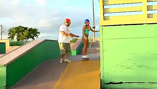 Sarışın kaltak bacaklarımı emiyor ve sonra sert sikiliyor