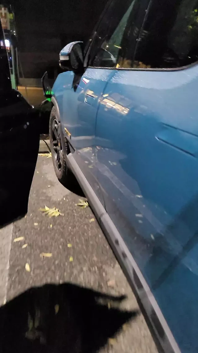 Rivian kamyonlu büyük zenci yarağı büyük zenci yarağıyla herkesin içinde masterbating yapıyor ateşli sert yarak