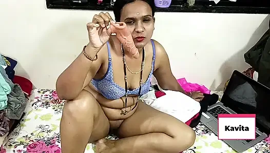 Bikinili bir şekilde yatan Hintli kavita yengesi onu sikmek için kayınbiraderi ile sikişiyor ve ikisi de birlikte seks yapıyor