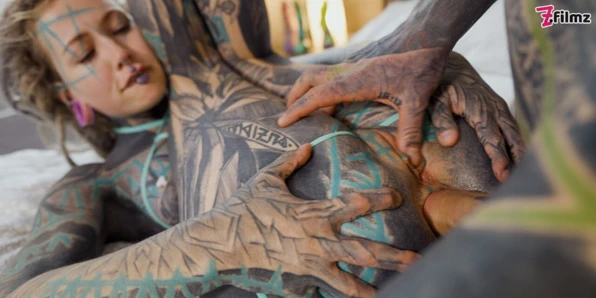 Dövmeli kız anuskatzz taşaklarını götünden sikiyor