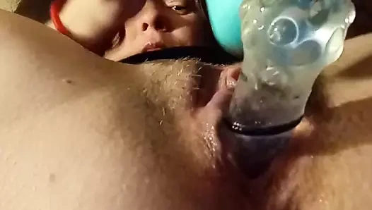 Evde yalnızken oynuyor