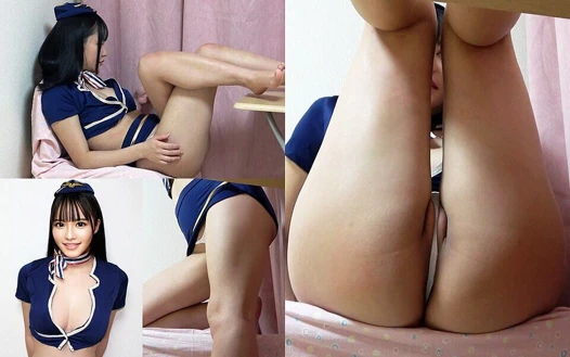 Masanın altından bakış, Japon kabin görevlisi sütyensiz, doğal göğüslü üniforma, mini etek ve mikro tanga külotuyla sandalyede oturuyor