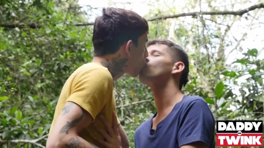 Daddyontwink genç gay andy reyes roman capellini ile açık havada vahşi üreme yapıyor