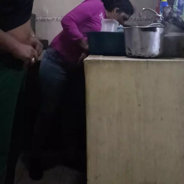 Hizmetçi bulaşıkları yıkarken sikiliyor, neredeyse karım tarafından yakalanıyordum