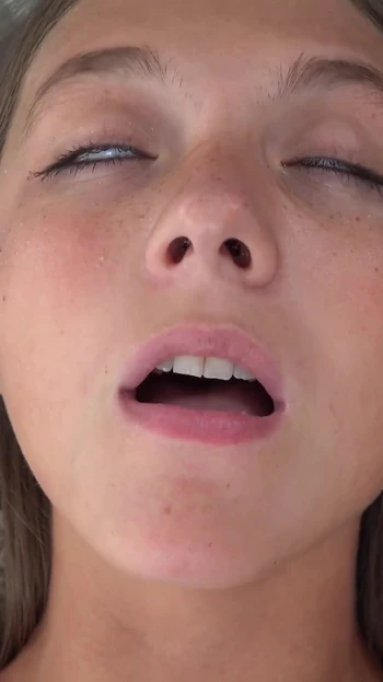 Приходит новая девушка Mira и начинает с маленькой застенчивой