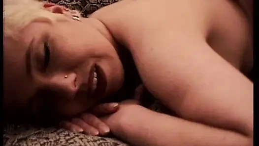 Seksi Alman sarışın oyuncaklarla oynuyor ve azgın çifti sikiyor