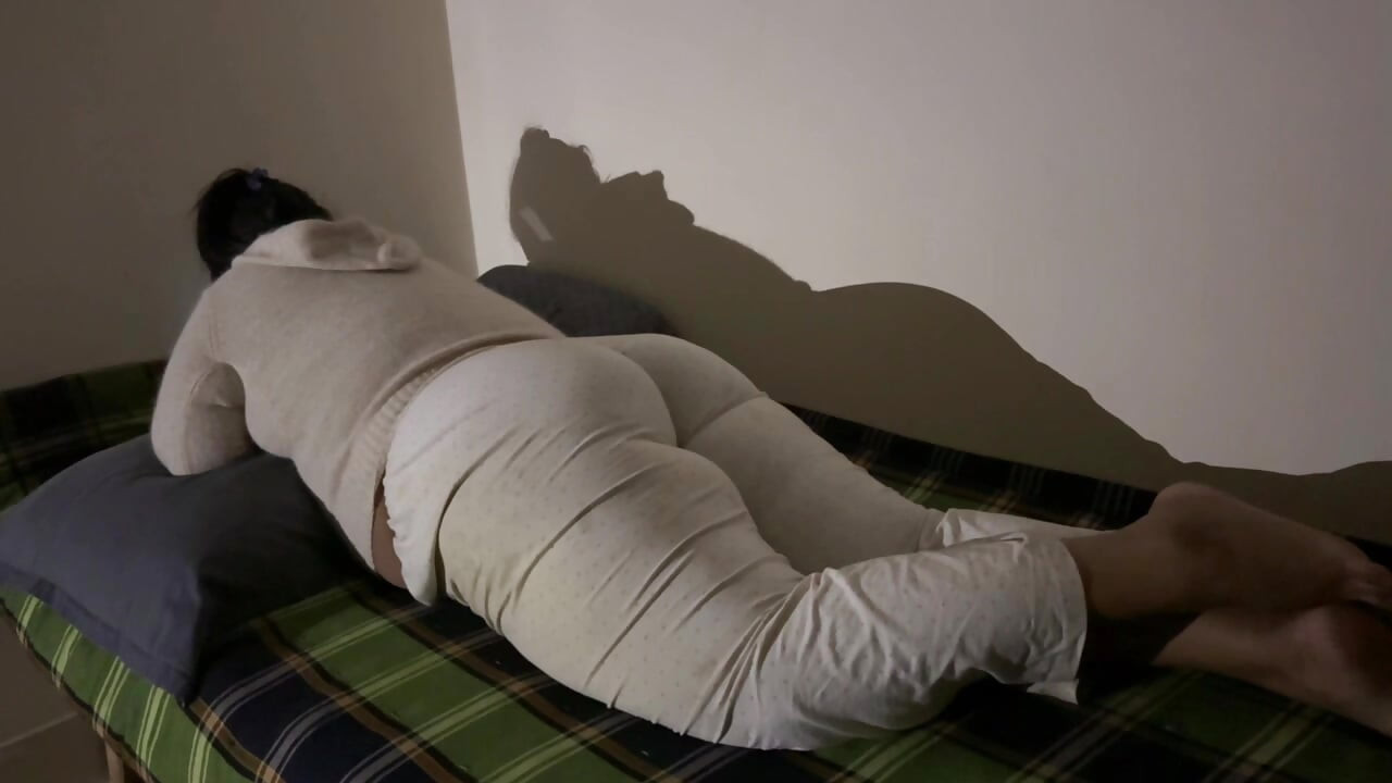 Üvey anne ve üvey oğlunun yatağı gece yarısı paylaşıyor ve sikişiyor!