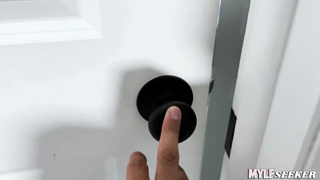 Kızıl saçlı üvey anne genç yarağı alıyor