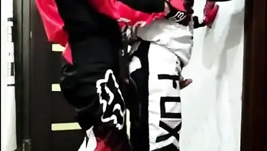 Motosikletli kadın motokros kıyafetli bir adamla sikişiyor ve mxhelmet