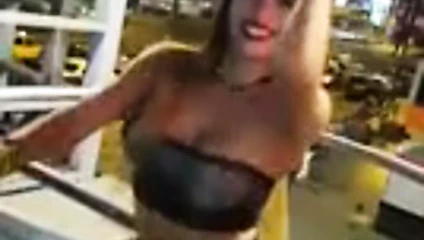 Stephanie Venturo bailando en la jaula