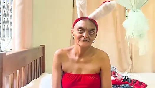 Torun anne Noel tavşanını kıyafet gibi giyiyor, böylece onu götünden sikebiliyorum -[ai-generated]