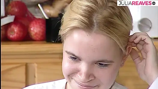 Utangaç sarışın sevgilisiyle sohbet ederken aşağı bakıyor