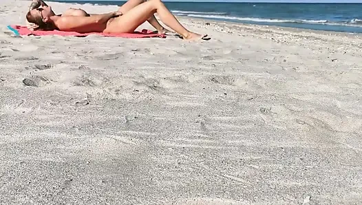 Ateşli orta yaşlı seksi kadın çıplaklar plajında mastürbasyon yapıyor kameraya yakalandı