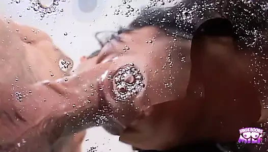 Harika esmer hatun parmaklanıyor ve en iyi şekilde yalanıyor