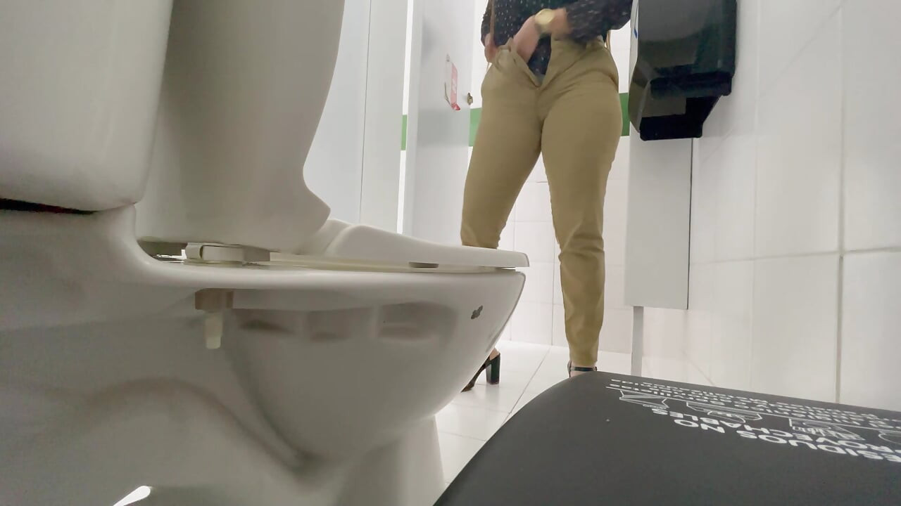 Umumi banyoda kamera Dr. Vergara'nın sekreterini kaydediyor