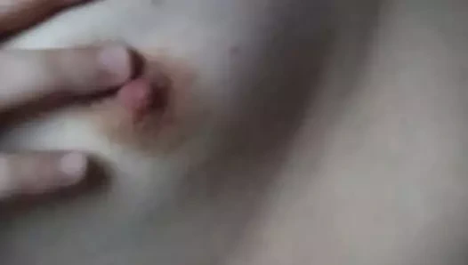 Göğüslerime gül kremi ile krema yapıyorum