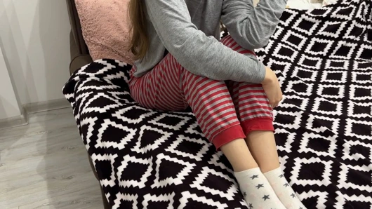 Üvey kız kardeş 'şimdi değil' diyor ama üvey erkek kardeş onu her pozisyonda sikiyor