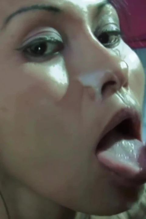Asyalı kız mastürbasyon yapıyor ve güzel bir penis emiyor