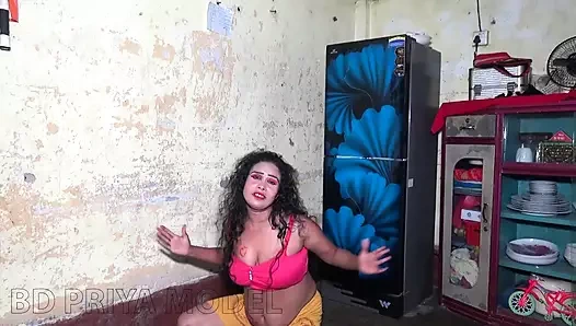 Hintli kız ateşli seksi dans ediyor