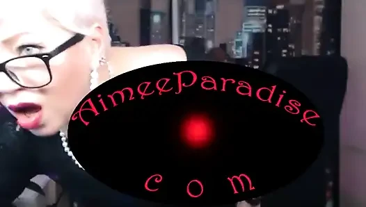Özel bir müşteri için lastik yarağa biniyor! Ateşli olgun gösterisi!