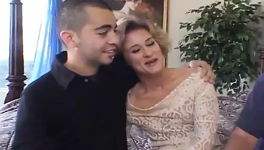 Büyük götlü seksi orta yaşlı seksi kadın için dölleme