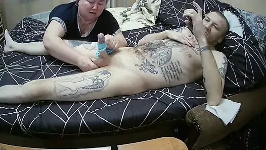 Kayınvalide külotuyla sikimi sıvazlıyor ve külotunun üstüne boşağım