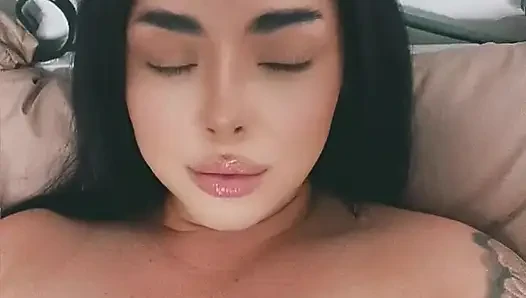 Sahibe Lilikitten seksi iç çamaşırı deniyor ve azdırıyor