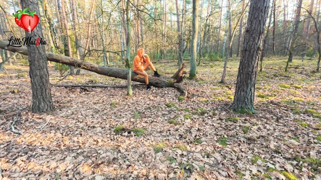 Ormanda tesadüfen tanıştığım sıska, tatlı bir kızıl saçlı taşaklarımı ve yarağımı sağdı. Bu süreçte göt deliğimi de yaladı.
