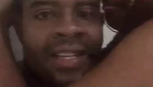 Siyah karısını arkadaşlarına gösteriyor