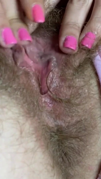 Ключевой момент из "Трение волосатой киски клитором крупным планом с большим оргазмом волосатого очка"