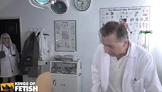 Sarışın hasta yaşlı bir doktor tarafından amını siktiriyor ve amını hemşiresi memnun ediyor