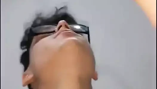 Sevimli kızın yüzünü sikiyor