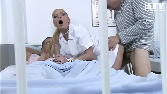 Lea Lexis iki kışkırtıcı memeli ve altın saçlı bir sürtük