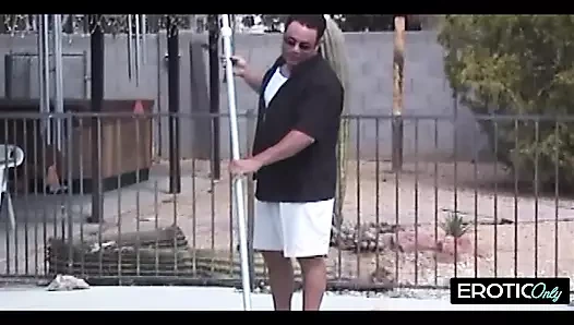 Plaj tavşanı cankurtaran tarafından sikiliyor