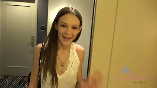 Alexa ayaklarıyla yarağını okşuyor