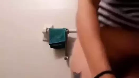 Beyaz kız götünü parmaklıyor