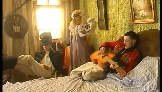 Seksi sarışın bir kız için vahşi bir üçlü seks deneyimi!