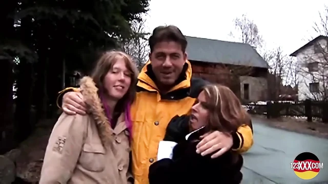 İki azgın kız o şişman yarağı seviyor