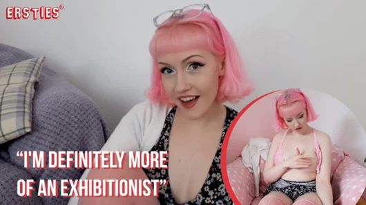 Ersties - sevimli yalnız kız parmakları onu sıkı, ıslak kedi