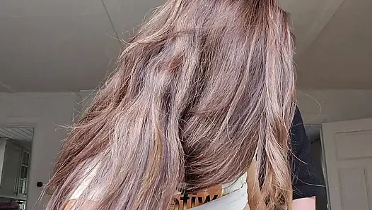 Harika orta yaşlı seksi kadın sert sikiliyor ve büyük bir dölleniyor ve amından damladığını görüyor.