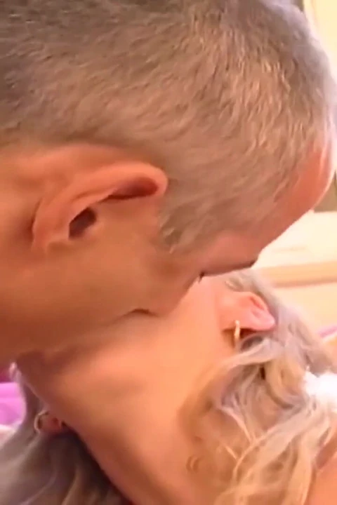 Юной блондинке все дырки для траха отфистил и отшпилил опытный мужчина