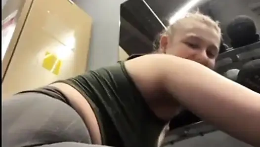 Büyük götümü spor salonunda eğitirken herkesin içinde amına mastürbasyon yap. Anal sikiş. Squirting