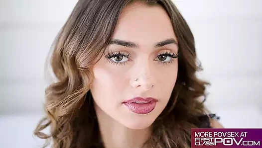 Minyon Nikki Nicole sikişirken keyifli bir zevk alıyor