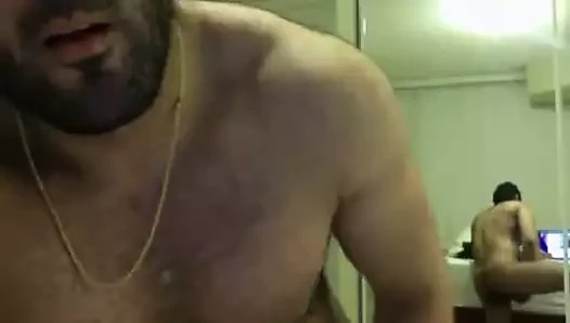 Aynanın önünde çekim güzel sakallı ayı