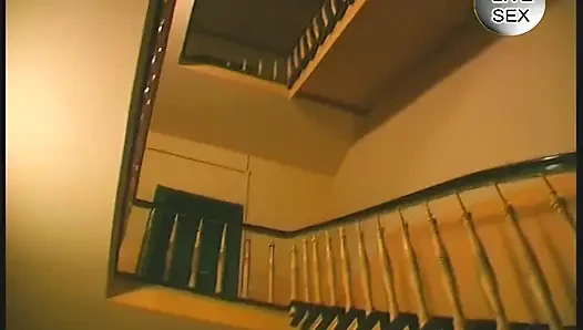 Sarışın hatun sıkı amcığı parmaklıyor ve patlayıcı orgazm oluyor